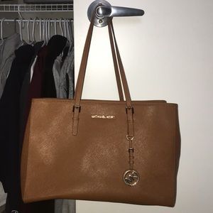 Michael Kors Jet Set Large Travel Tote in Tan